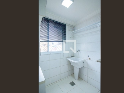 Apartamento com 2 Quartos e 2 banheiros para Alugar, 77 m² por R$ 1.300/Mês