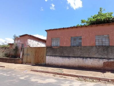 Prédio Comercial com 7 Quartos e 3 banheiros à Venda, 800 m² por R$ 180.000