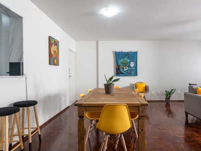 SAL802 Excelente apartamento em Boa Viagem. Três quartos no melhor local da praia.