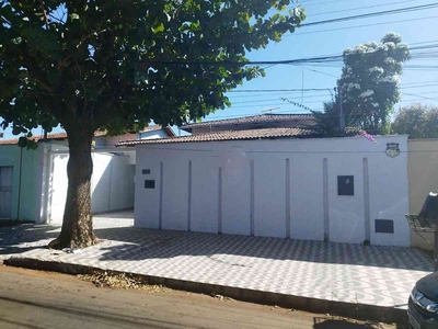 Casa com 4 quartos à venda no bairro Jardim Planalto, 480m²