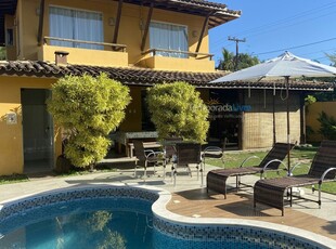 Casa excelente com piscina e churrasqueira, beirando 70 m da praia.