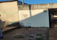 Casa para venda possui 180 metros quadrados com 2 quartos