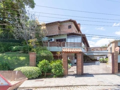 Casa em condomínio fechado para locação no bairro jardim isabel, com aproximadamente 197m² de área privativa, piso cerâmico no primeiro piso e laminado no segundo piso, 03 dormitórios sendo um suíte c