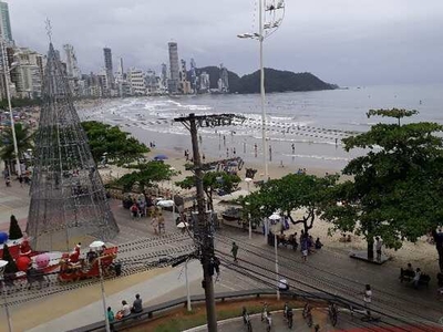 ÓTIMO APARTAMENTO FRENTE NO CALÇADÃO EM BALNEÁRIO CAMBORIÚ