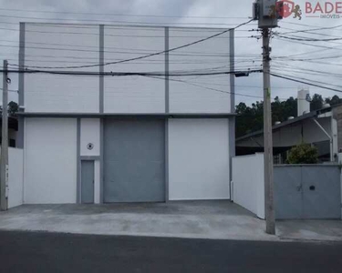 Barracão comercial, 2 banheiro, 3 vagas na garagem, 400M² de Área Construída