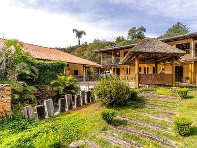 Muito verde e espaço nesta casa perto do parque São Lourenço