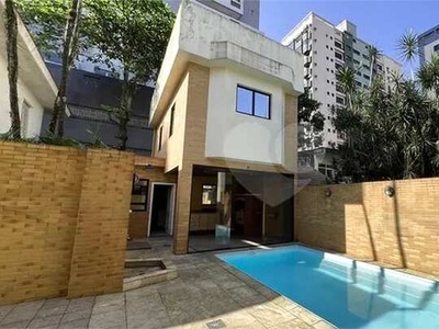 Belíssima Casa sendo Residencial ou Comercial no bairro mais comercial da Cidade de Santos