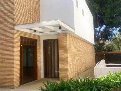 Casa de alto padrão em Condomínio com 4 suíte s e 6 vagas