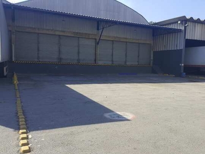 Galpão 922m², 03 banheiros, 06 vagas para auto e 07 vagas para carretas nas docas. Excele