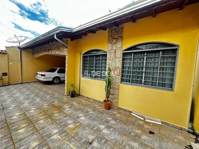 Casa em Santa Ângela, Poços de Caldas/MG de 250m² 3 quartos para locação R$ 2.500,00/mes