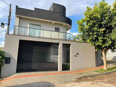Casa com 3 quartos à venda no bairro Jardim Planalto, 229m²
