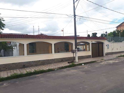 Casa com 4 quartos à venda no bairro Japiim, 300m²