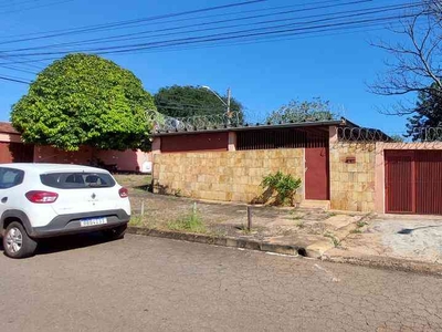 Casa com 5 quartos à venda no bairro Vila Regina, 330m²