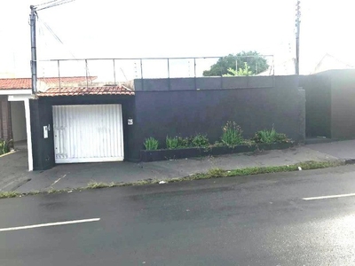 Casa com oito garagens, com dois quartos, cozinha, banqueiro. Bom para moradia e escritóri