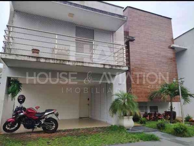 Casa em Condomínio com 3 quartos à venda no bairro Santa Genoveva, 245m²