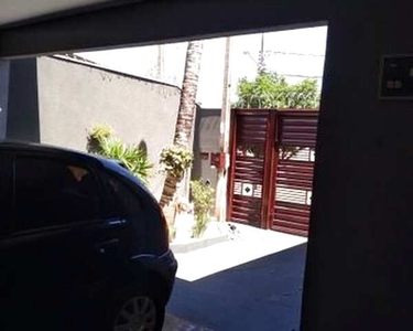 Linda casa com edicula e ou salão comercial na frente