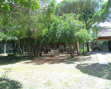Velleda oferece lindo sítio com casa e arborizado, próximo ao asfalto, na Águas Claras