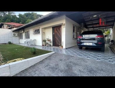 Casa no Bairro Água Verde em Blumenau com 3 Dormitórios (1 suíte)