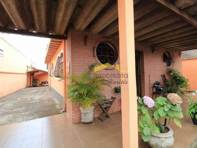 Casa com 3 quartos à venda no bairro Palmeiras, 180m²