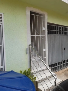 Alugo casa 1°andar Planalto.