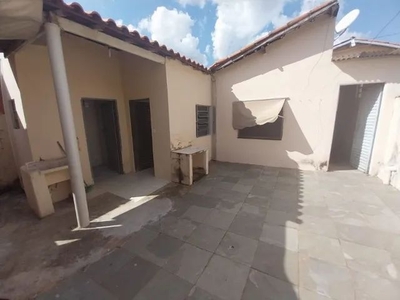 Casa Fundos com 1 dormitório para alugar por R$ 778/mês - Cidade Jardim II - Americana/SP