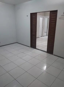 Casa no Maracanau, 3 quartos, 2 banheiros e garagem R$ 999,00 a locação.