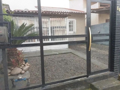 Linda casa com piscina no Porto Verde