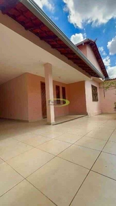 Casa com 3 quartos para alugar no bairro Milionários, 360m²