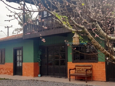 Casa Embaú 3 quartos com ar a 5mim da Guarda do Embaú.