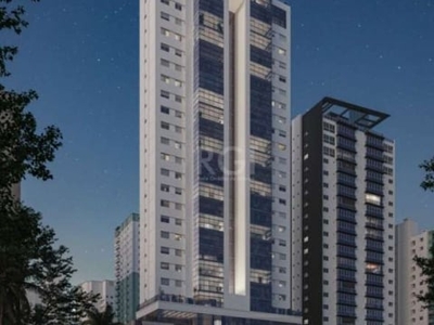 Excelente cobertura duplex no empreendimento crystal tower, em balneário camboriú, com 367,25m² privativos, andar alto, vista para o mar, com 5 suítes e 6 vagas. são apenas 2 apartamentos por andar.