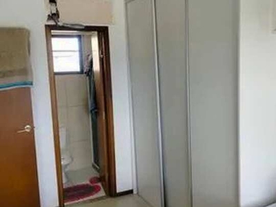 Alugo Apartamento de 2/4, sendo uma suíte, no 12º andar, com armários embutidos. Condomíni