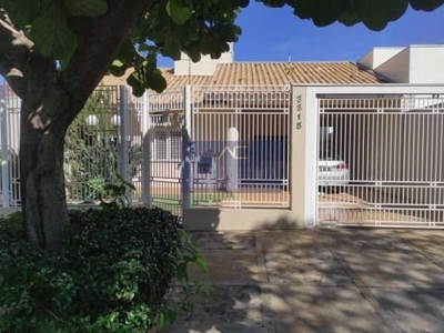 Casa à venda atrás do hospital cemil, em umuarama. para morar ou para clínica terreno amplo, casa térrea, pode aumentar