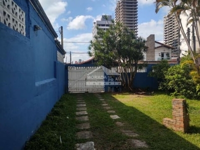 Casa isolada na guilhermina, 3 dormitórios, quintal, jardim, confira na imobiliária em praia grande.