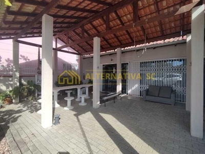 Casa para alugar na praia alegre com 04 quartos, sendo 02 suítes e 02 demi-suítes, mobiliada, em penha, sc