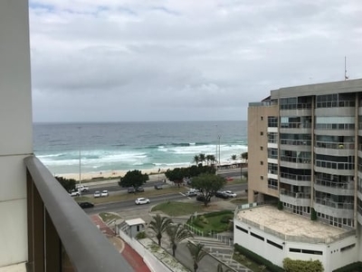 Linda cobertura de 2 quartos com vista mar na melhor localização da orla da barra.