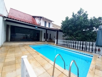 Maravilhosa casa de 4 quartos + dependência, piscina, desocupada!