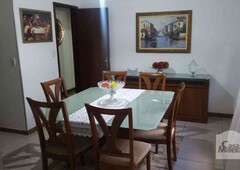 Casa com 3 quartos à venda no bairro Araguaia, 210m²