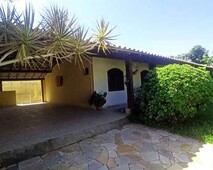 Excelente casa com 04 Quartos sendo 02 suítes, Ótima sala, cozinha, banheiro, área de serv