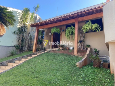 Casa em Champagnat, Londrina/PR de 252m² 3 quartos à venda por R$ 699.000,00