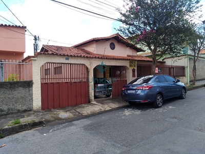 Casa em Ipiranga, Belo Horizonte/MG de 325m² 6 quartos à venda por R$ 799.000,00