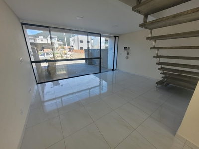 Sobrado em Rio Pequeno, Camboriú/SC de 140m² 3 quartos para locação R$ 3.000,00/mes