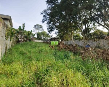 Terreno em condomínio tem natureza exuberante, alamedas largas, iluminação e o charme