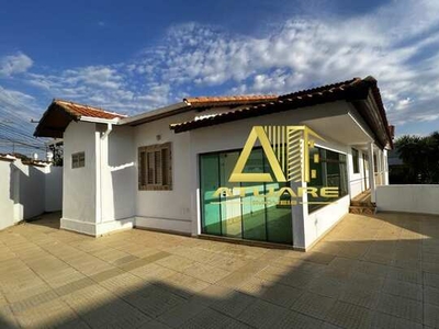 Casa ampla de alto padrão, localizada em área nobre de Pouso Alegre!
