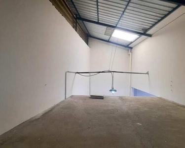 GALPÃO COMERCIAL PARA LOCAÇÃO EM VALINHOS 220m² DE CHÃO DE FÁBRICA, PISO COM CAPACIDADE PA