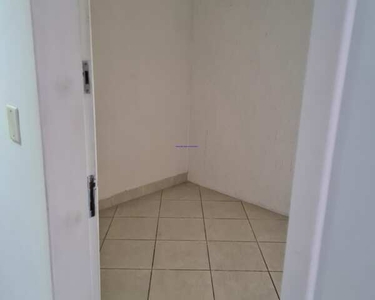 Sala 30m², 02 banheiros e 01 vaga na garagem. Condomínio com portaria 24hrs. Excelente l