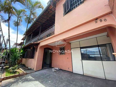 Casa com 3 quartos para alugar no bairro Vila Clóris, 240m²