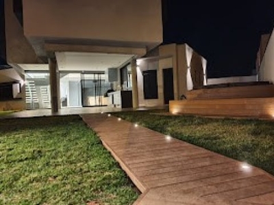 Casa moderna em condomínio com natureza