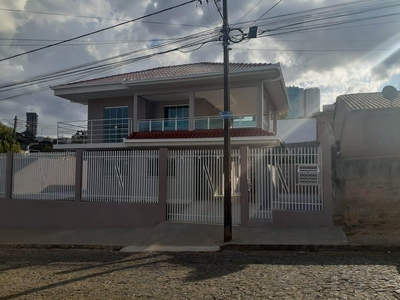 Sobrado em Olarias, Ponta Grossa/PR de 200m² 3 quartos à venda por R$ 599.000,00