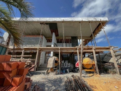 Excelente casa em construção no condomínio alphaville. são 3 suítes, sendo uma suíte master com hidromassagem. você pode contar também com hall de entrada, lavabo, gabinete, um amplo living que integr