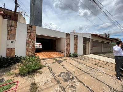 Casa com 4 quartos à venda, 305.0m²